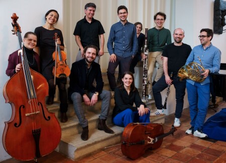 Ein Foto der Kurkapelle mit neun Musikern und Musikerinnen.