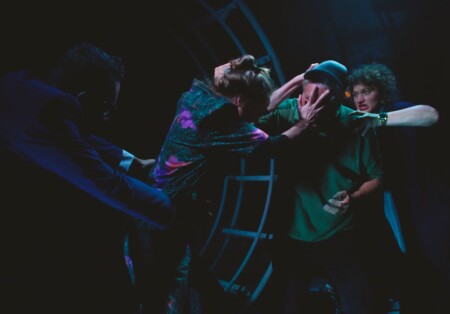 Die zwei Paare streiten im grossen Hamsterrad. Die Frau stösst den Kopf des Mannes mit der Hand weg. 