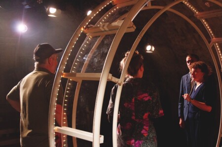 Nahaufnahme durchs Hamsterrad. Das Foto zeigt die beiden Paare angeschnitten und von hinten.